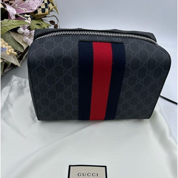 Men’s Gucci, GG Supreme zippered monogram toiletry bag/travel bag made i… - Picture 1 of 10
